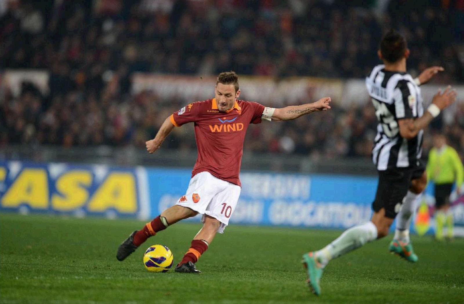 Totti segna dalla distanza contro la Juventus nella stagione 2012/2013 MANCINI
