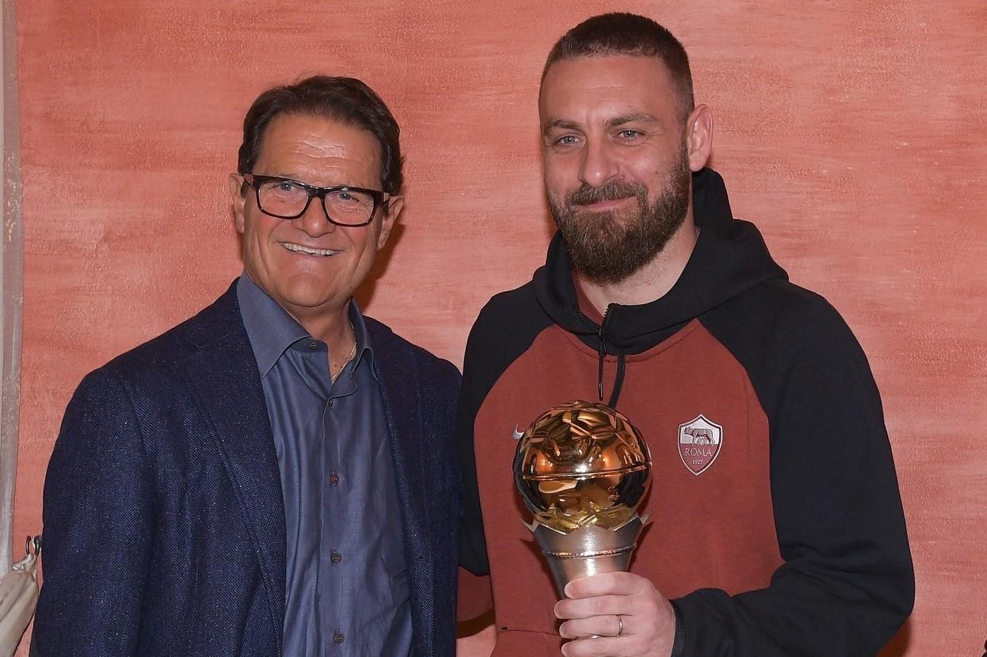 Fabio Capello e Daniele De Rossi con il premio, di LaPresse