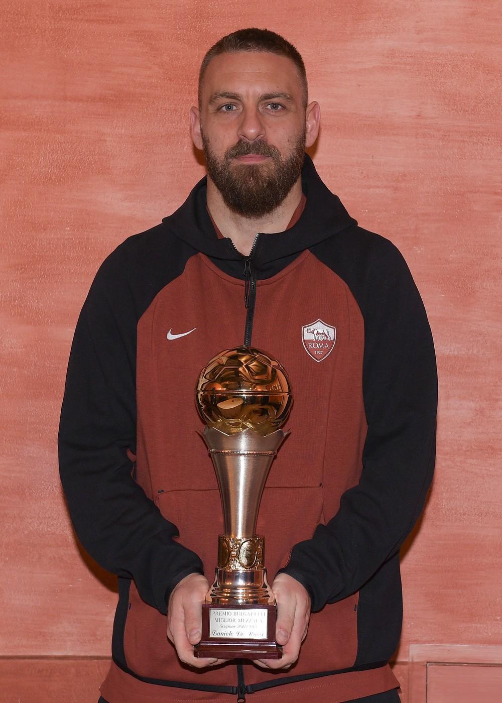 Daniele De Rossi con il premio, di LaPresse