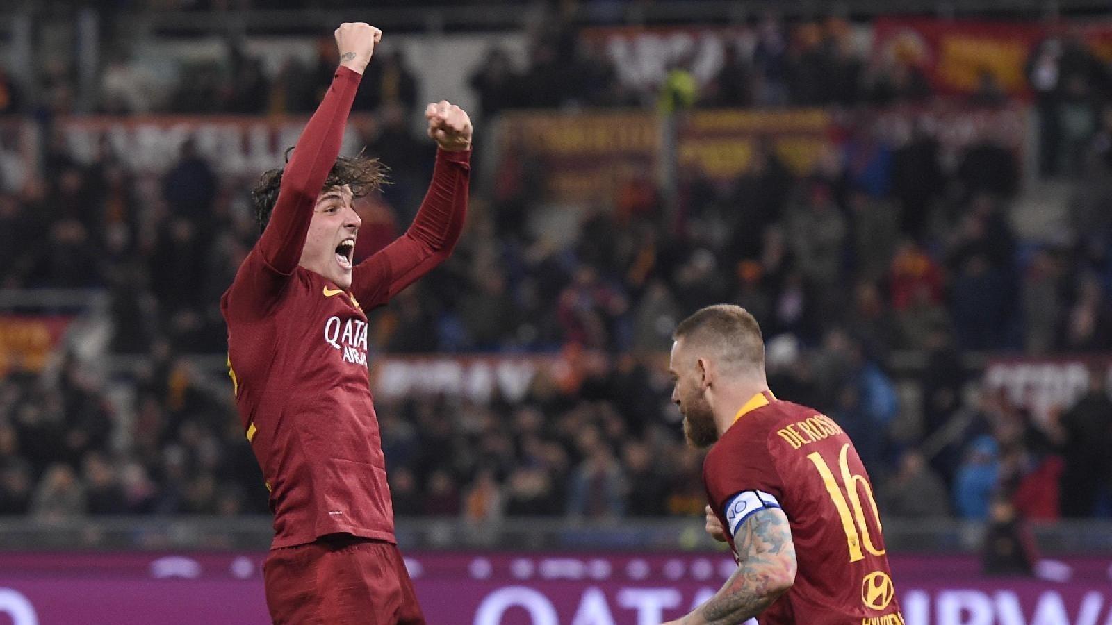 De Rossi e Zaniolo esultano dopo il gol al Milan, di LaPresse