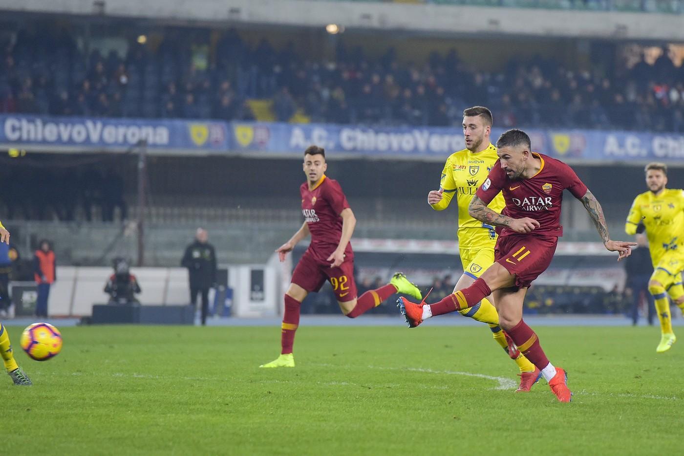 Kolarov calcia per il 3-0 contro il Chievo, di LaPresse