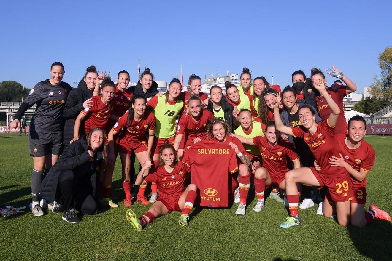 La foto ricordo, con al centro la maglia dedicata al medico (Foto dal profilo Twitter @ASRomaFemminile)