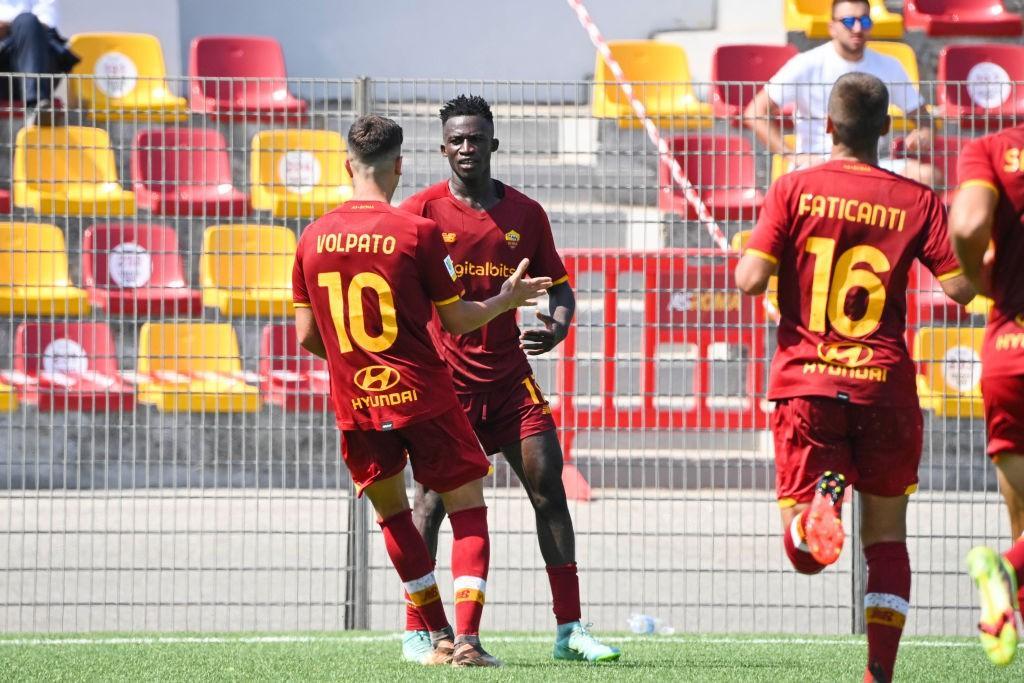 Felix Afena-Gyan esulta con Volpato e Faticanti dopo il gol al Sassuolo, in Primavera (AS Roma via Getty Images)