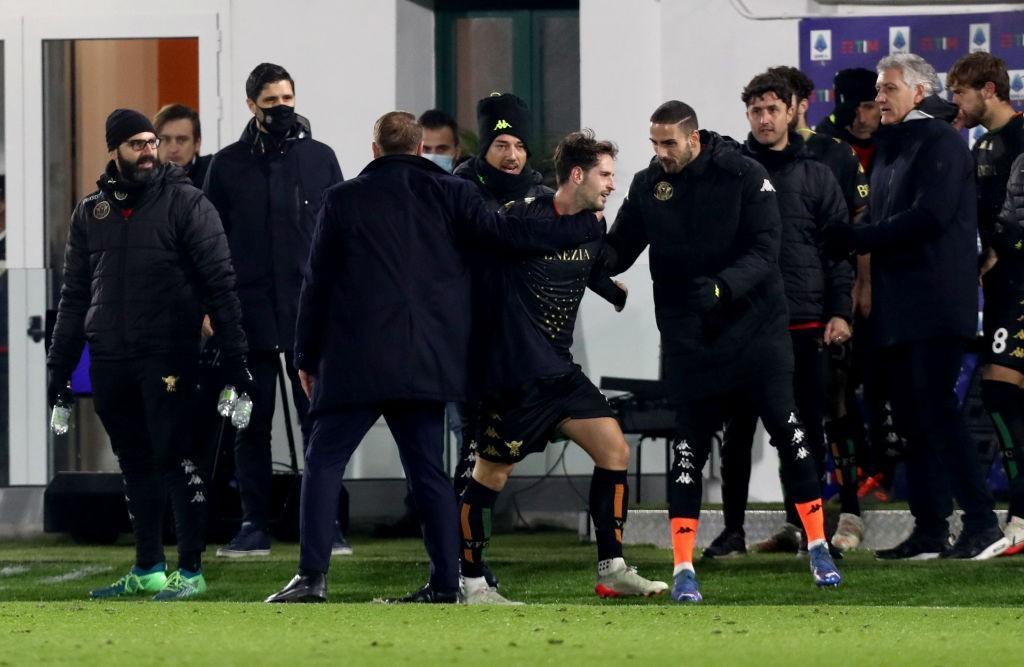 Calciatori e staff del Venezia festeggiano il gol alla Juventus (Getty Images)