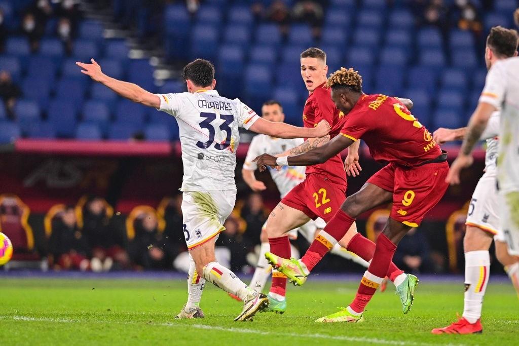 Abraham calcia in porta contro il Lecce (As Roma via Getty Images)