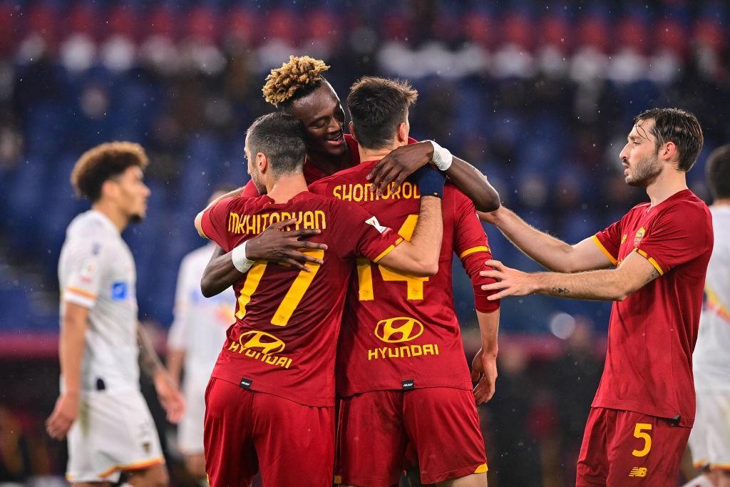 I festeggiamenti giallorossi dopo il gol di Shomurodov (Getty Images)