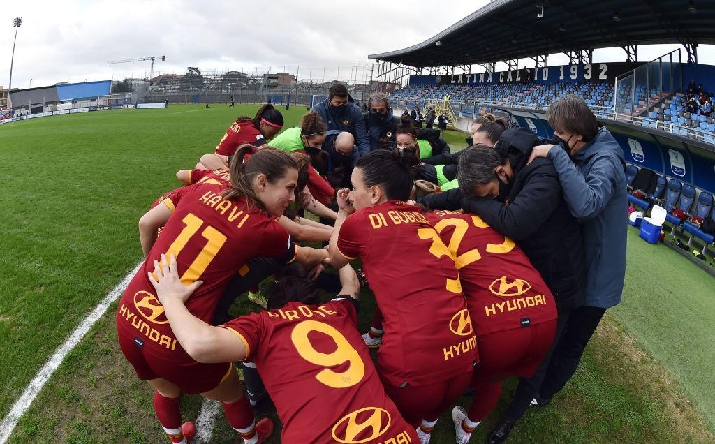 Le calciatrici della Roma prima della gara con il Milan (Getty Images)