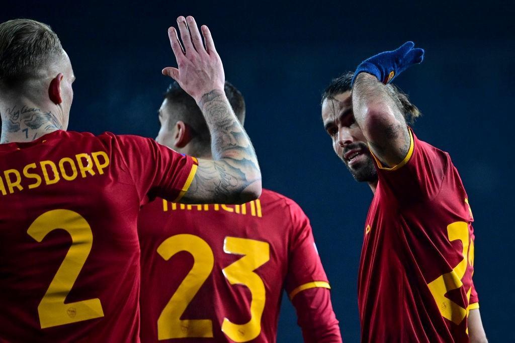 Oliveira, Karsdorp e Mancini contro l'Empoli (As Roma via Getty Images)