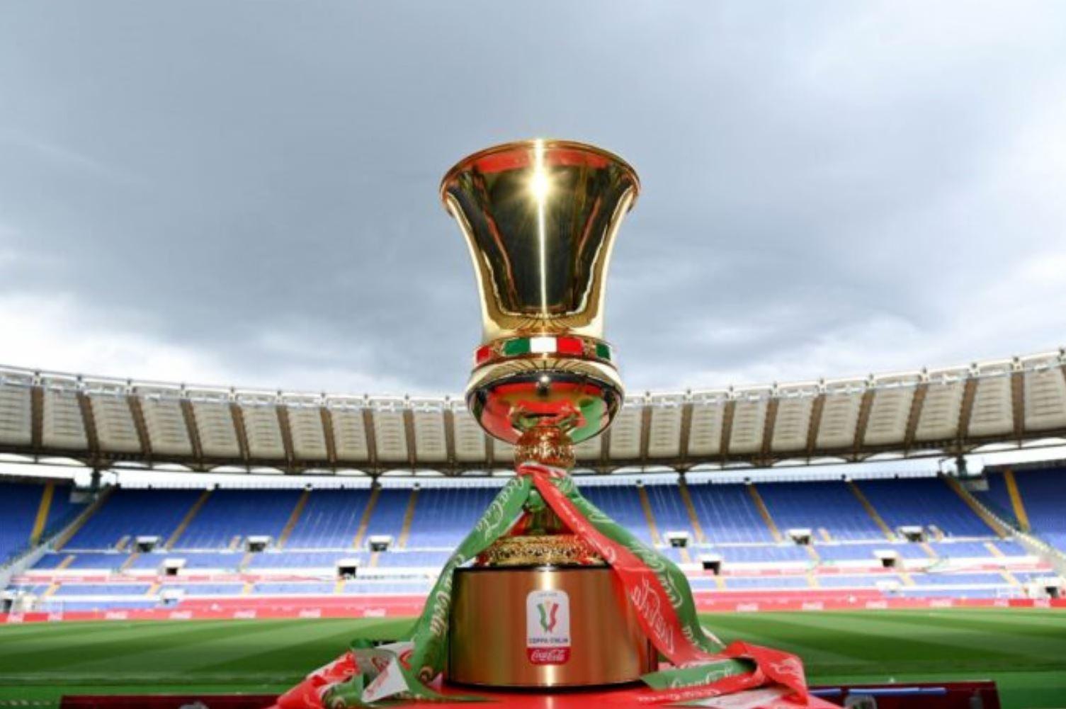 Il trofeo nello Stadio Olimpico di Roma