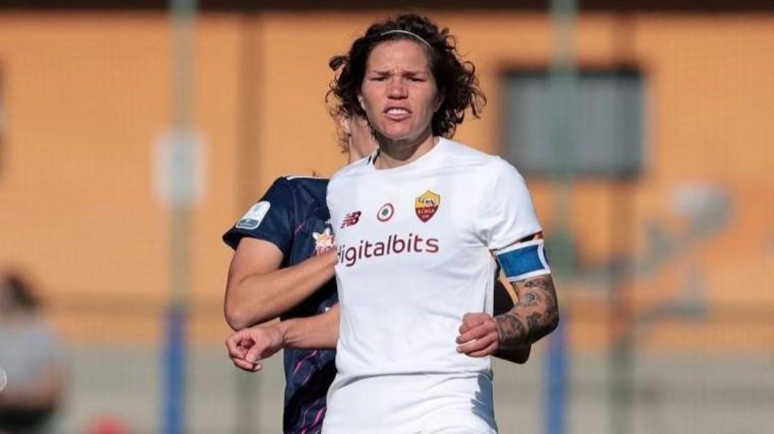 Elena Linari in campo contro il Como (As Roma via Getty Images)