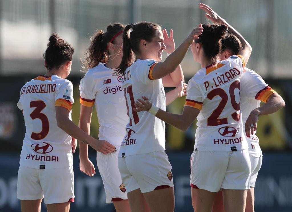 Le giallorosse esultano a Como (As Roma via Getty Images)