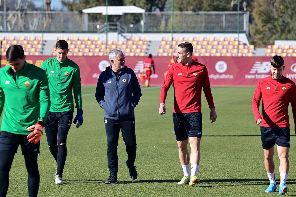 Mourinho scherza con Zaniolo a Trigoria (As Roma via Getty Images)