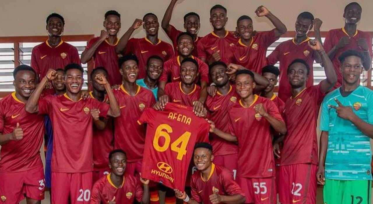 I calciatori dell'EurAfrica con i completi della Roma (Foto dal profilo Instagram @eurafricafc)