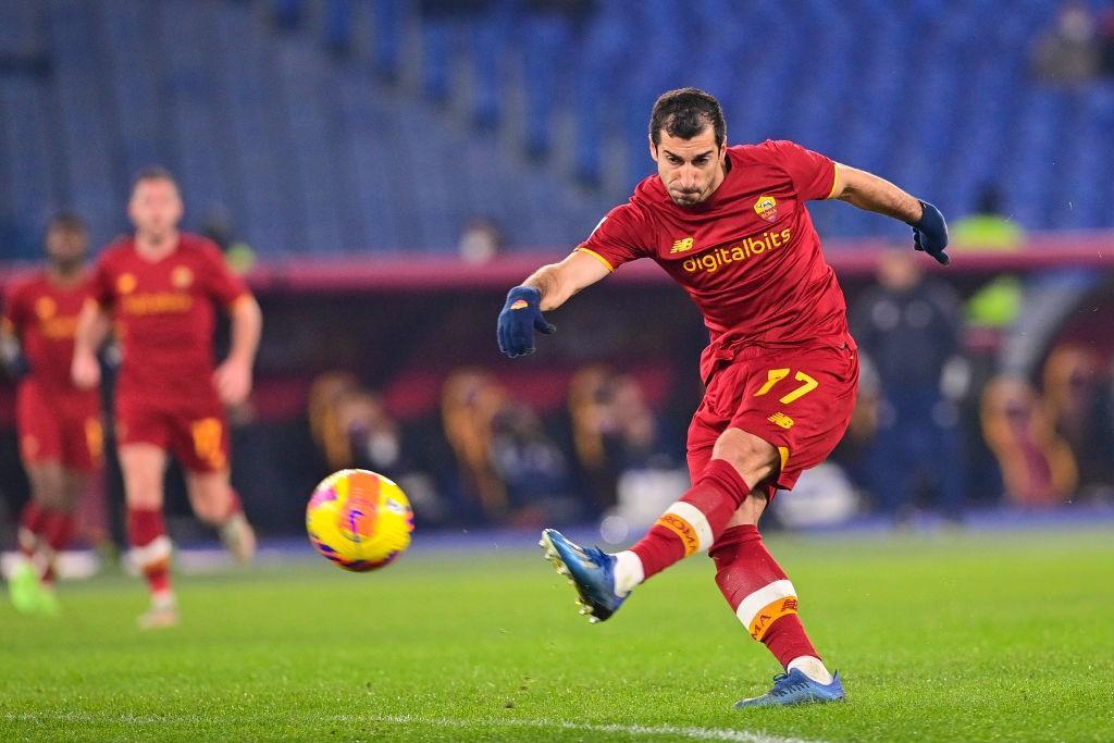 Mkhitaryan calcia in porta (As Roma via Getty Images)