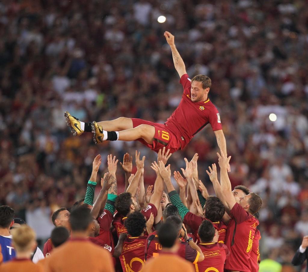 La squadra festeggia Totti il giorno dell'Addio