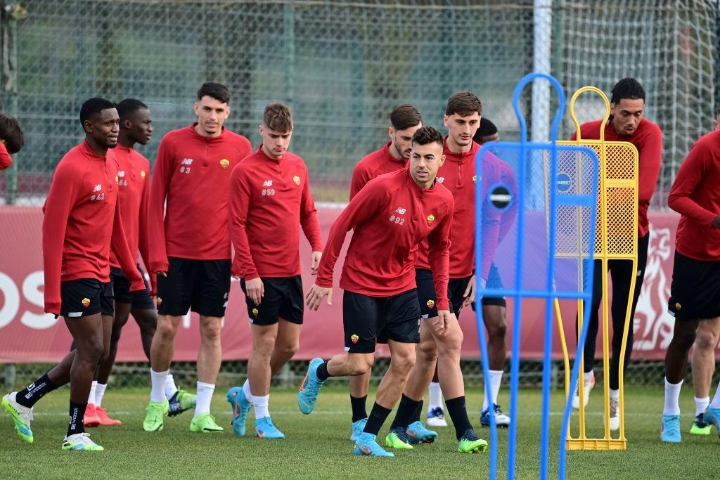 I calciatori durante l'allenamento di ieri a Trigoria (AS Roma via Getty Images)