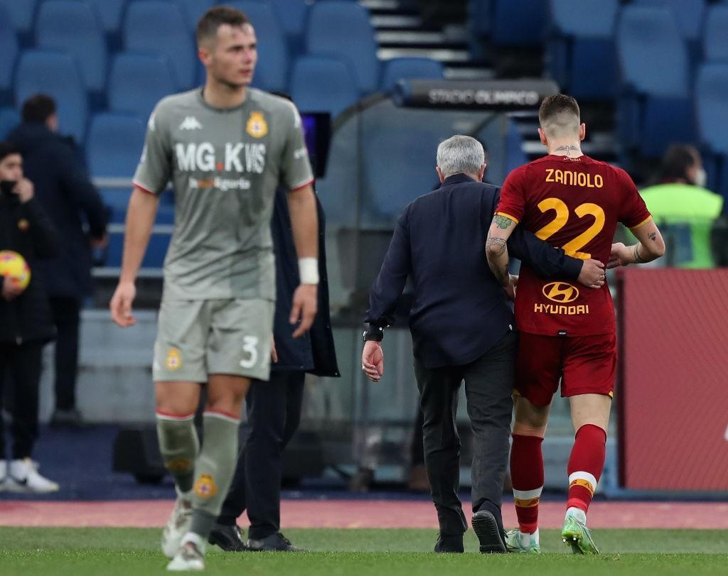 Zaniolo esce dal campo dopo l'espulsione decretata da Abisso (As Roma via Getty Images)