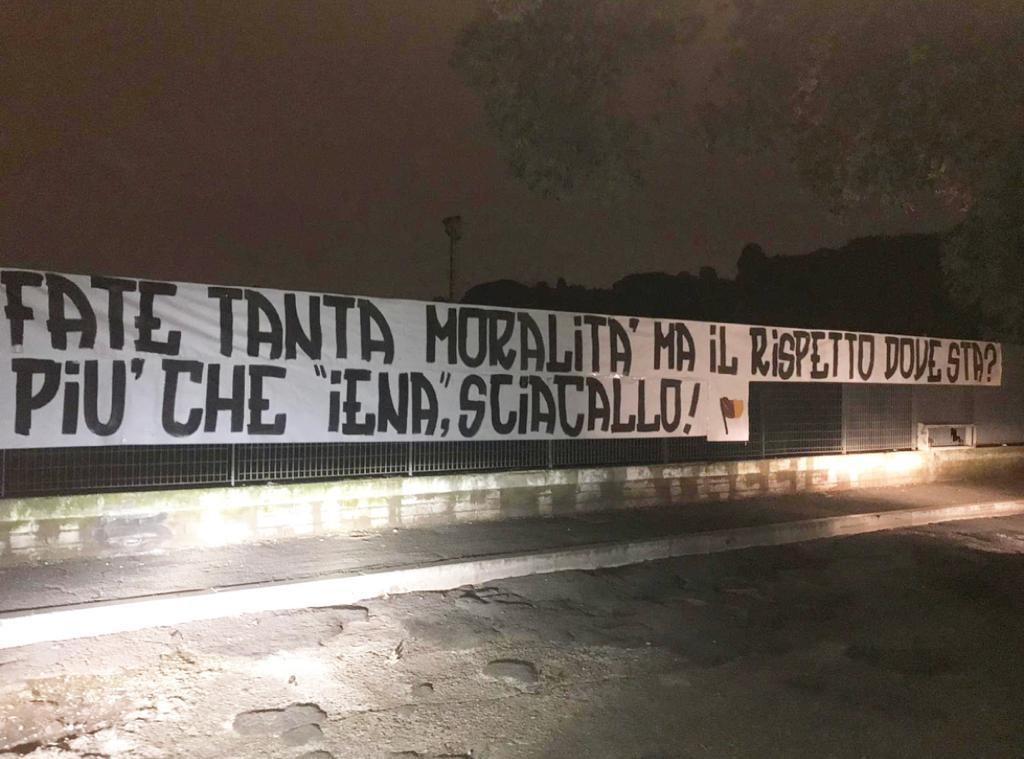 Lo striscione apparso a Campo Testaccio