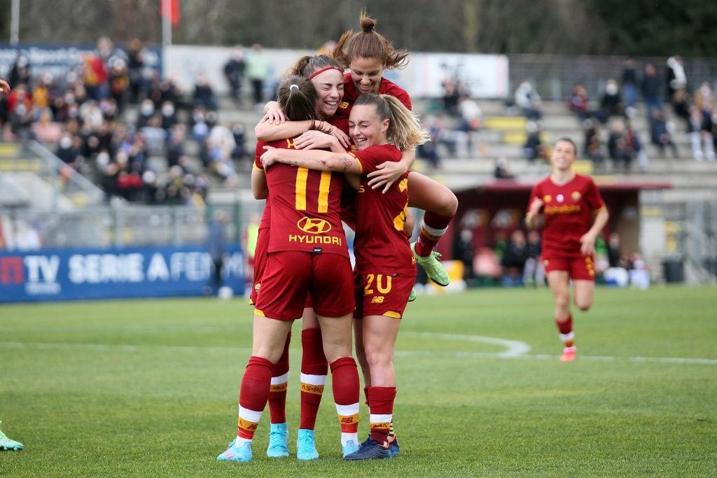 L'esultanza delle giallorosse dopo il primo gol di Haavi (As Roma via Getty Images)