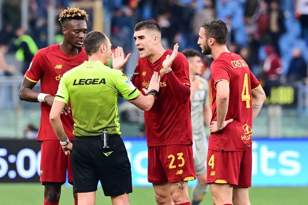 Abisso durante Roma-Genoa mentre parla con Mancini (As Roma via Getty Images)