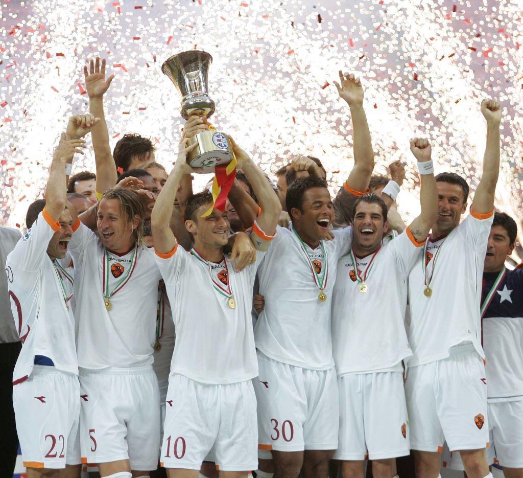 La Roma alza la Coppa Italia al San Siro nel 2007 (Getty Images)