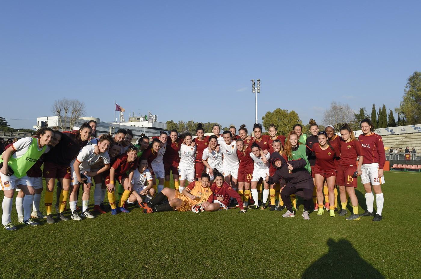 Foto finale tra le due squadre, di LaPresse