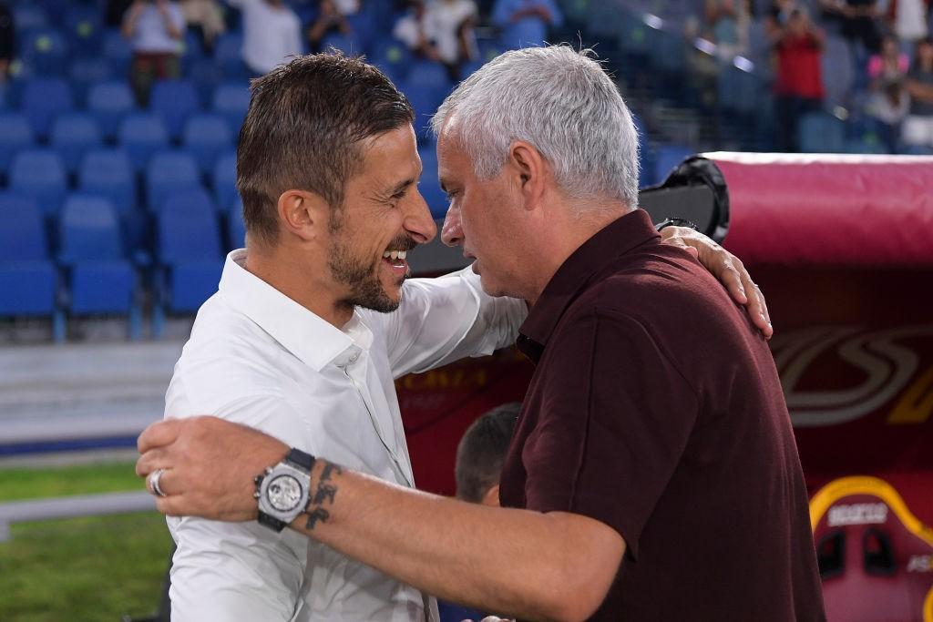Dionisi e Mourinho si abbracciano prima di Roma-Sassuolo del 2021