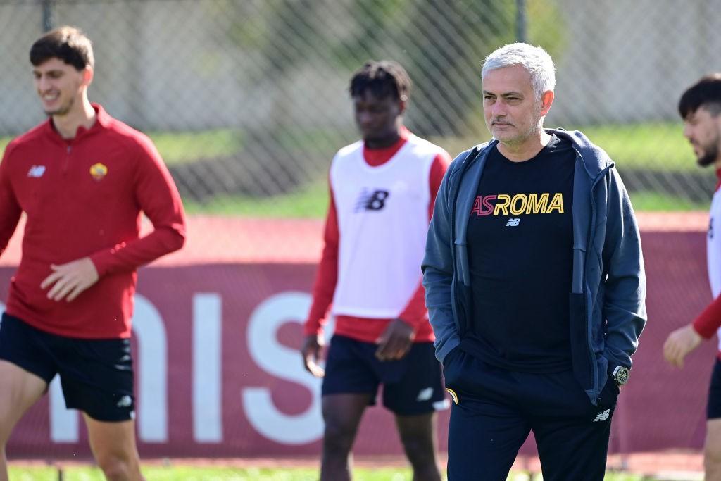 Mourinho coordina l\'allenamento (AS Roma via Getty Images)
