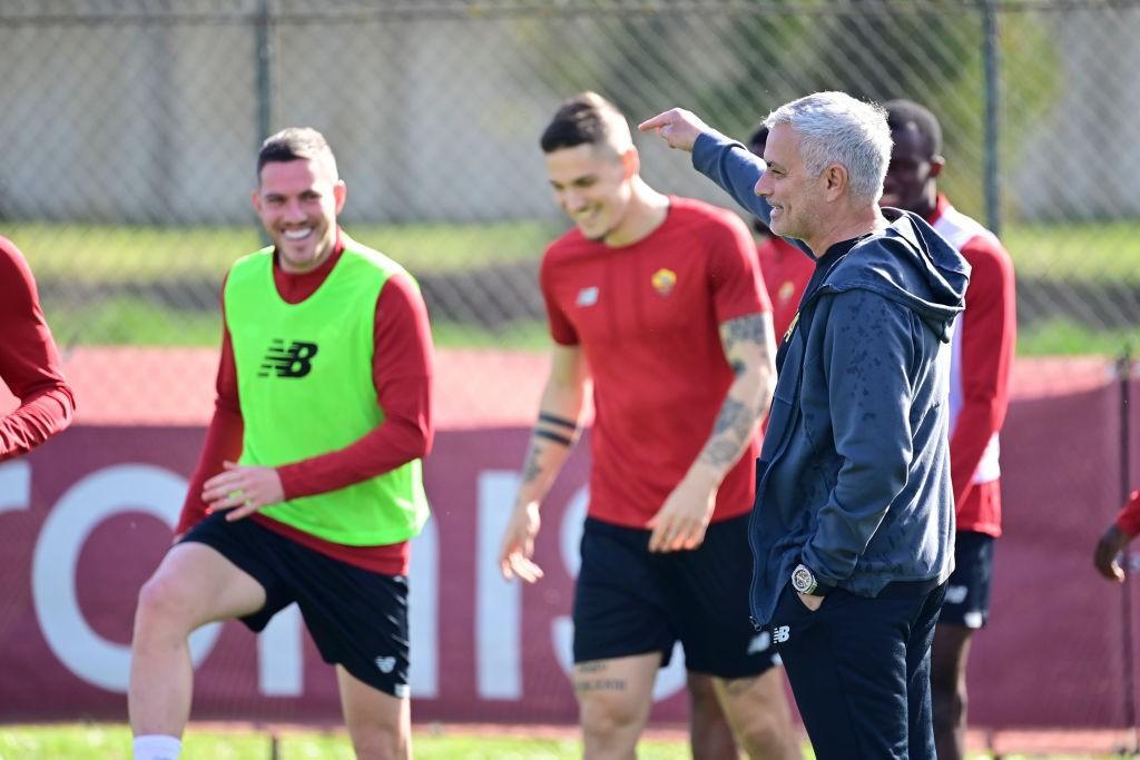 Mourinho scherza con la squadra (AS Roma via Getty Images)