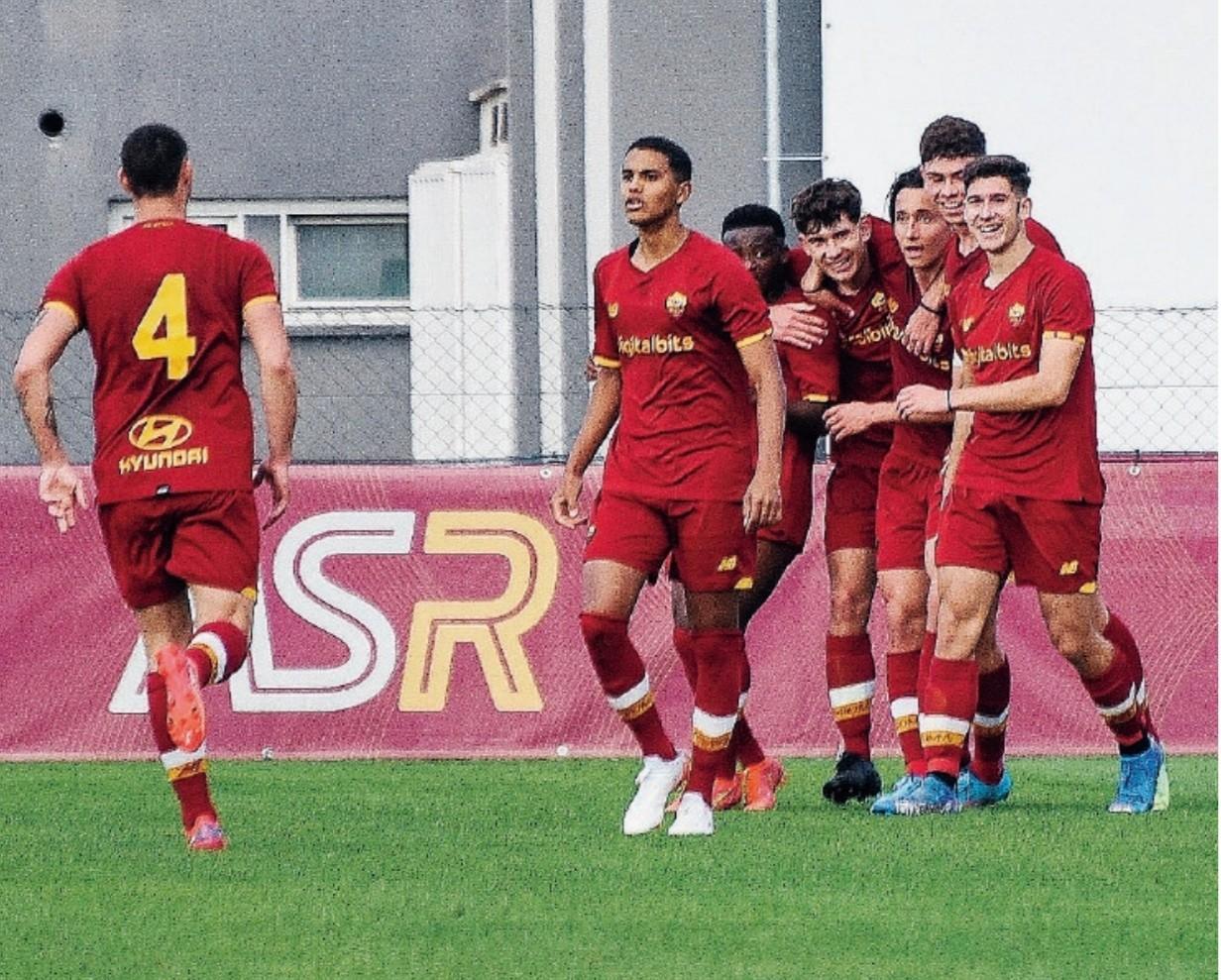 I giocatori dell'Under 18 festeggiano Francesco D'Alessio, autore di una doppietta (Foto MANCINI/SACCHINI)