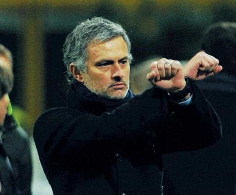 Il gesto delle manette di Mourinho durante Inter-Samp del febbraio 2010 (Getty Images)