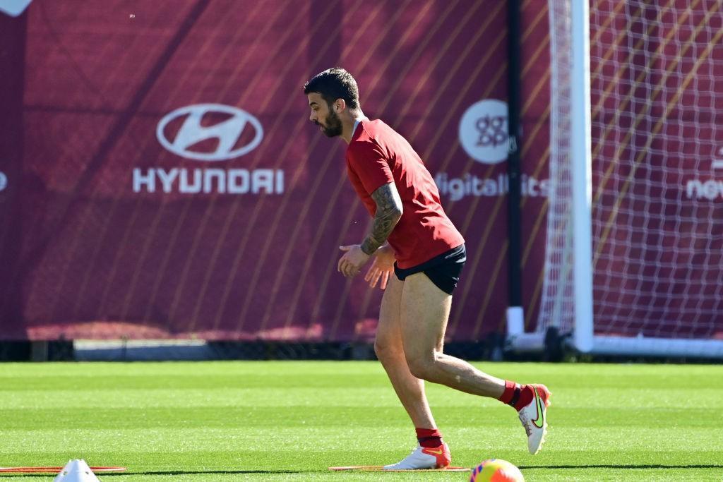 Corre anche Spinazzola, che lavora individualmente  (As Roma via Getty Images)