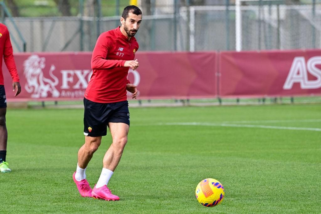 Mkhitaryan in allenamento ieri a Trigoria (As Roma via Getty Images)