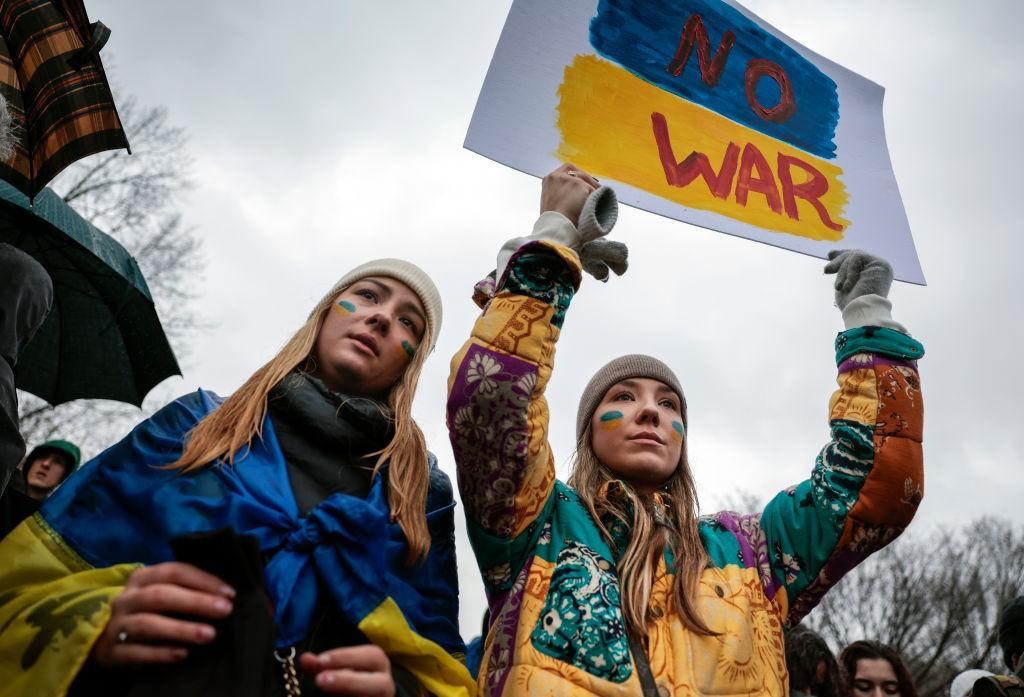 Un corteo di manifestanti supporta l'Ucraina (Getty Images)