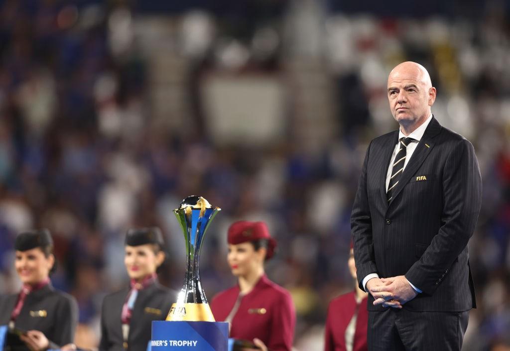 Gianni Infantino, presidente Fifa, con il trofeo della competizione