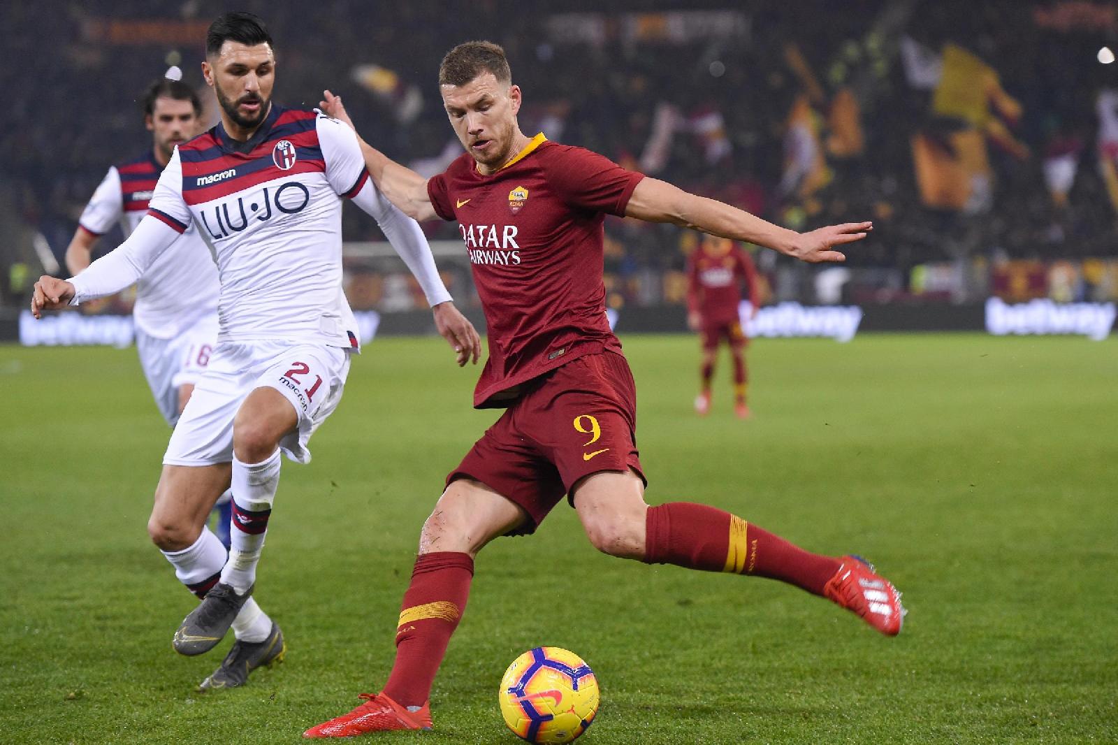 Edin Dzeko contro il Bologna, di LaPresse