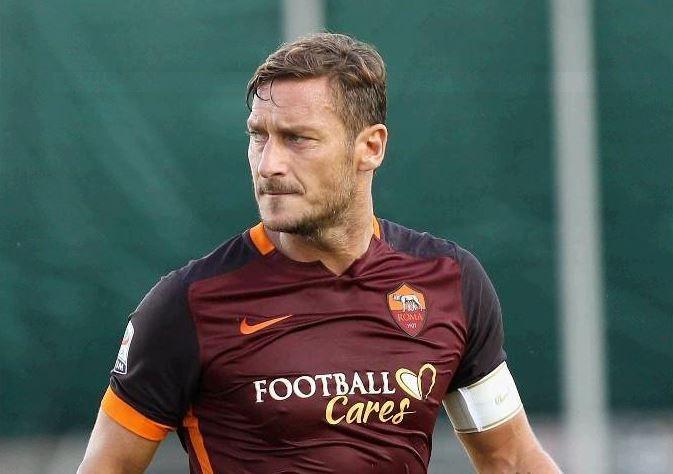 Francesco Totti in campo nella sfida del 12 settembre 2015, di Proietti