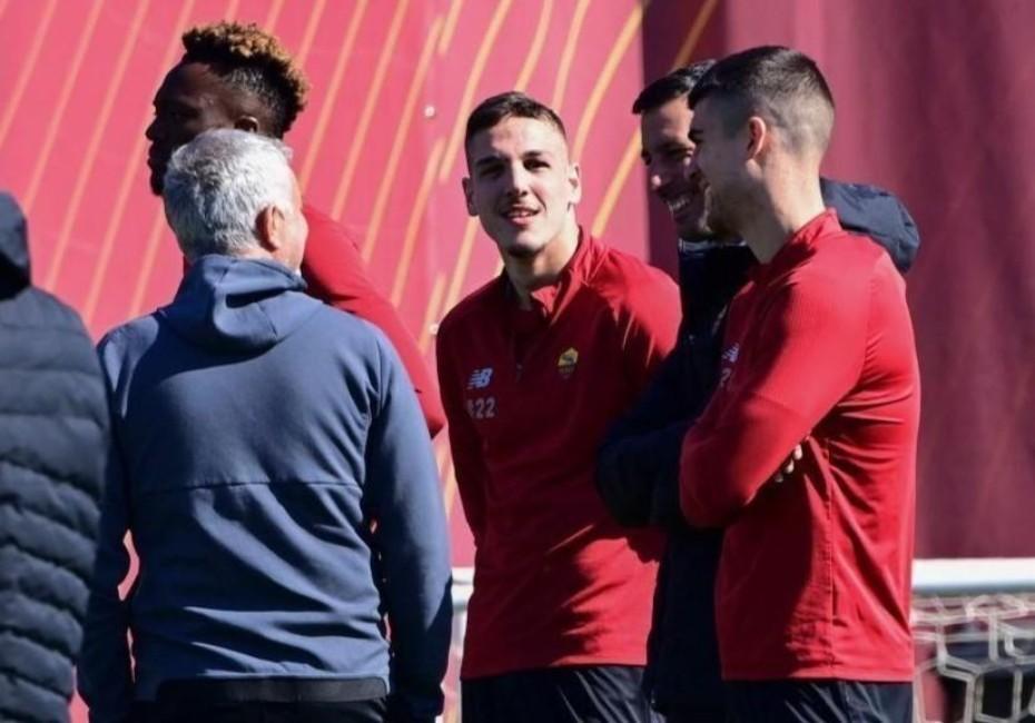 Zaniolo, Mancini e Mourinho shcerzano durante la sessione d\'allenamento (AS Roma via Getty Images)
