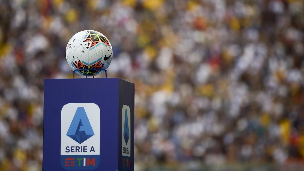 Stemma e pallone da gioco della Serie A (Getty Images)