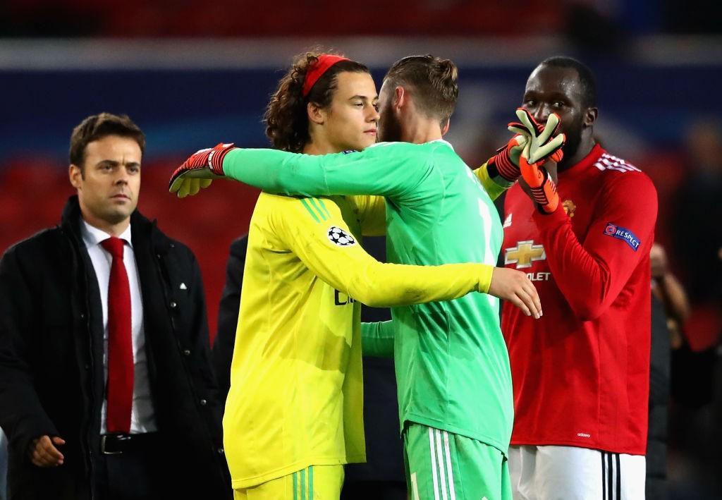 Mile Svilar, sotto gli occhi di Tiago Pinto, abbraccia De Gea (Getty Images)