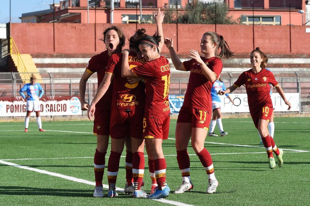 Le ragazze della Roma Femminile esultano dopo il gol al Pomigliano (Getty Images)