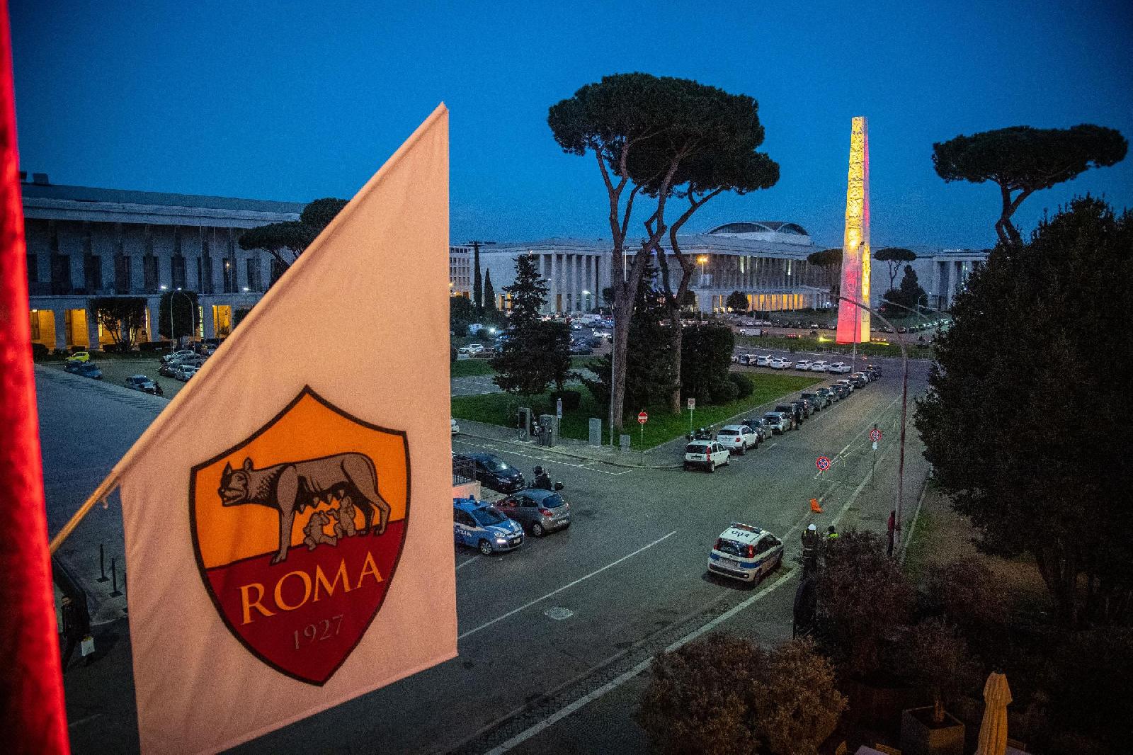 Lo stemma della Roma e in lontananza l\'obelisco dell\'Eur giallorosso, di LaPresse