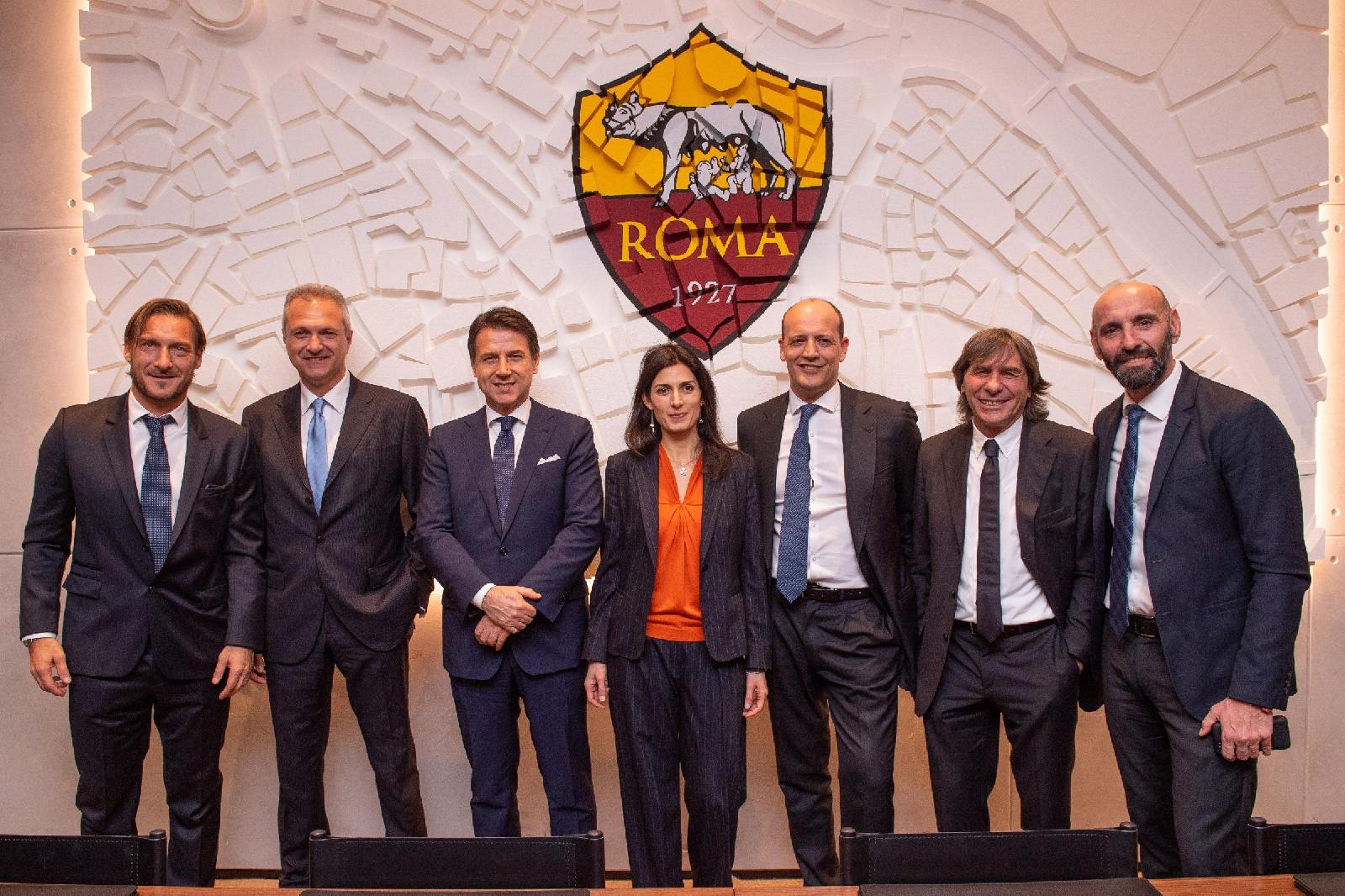 Da sinistra: Totti, Fienga, il Premier Conte,  la Sindaca Raggi, Baldissoni, Bruno Conti, Monchi, di LaPresse