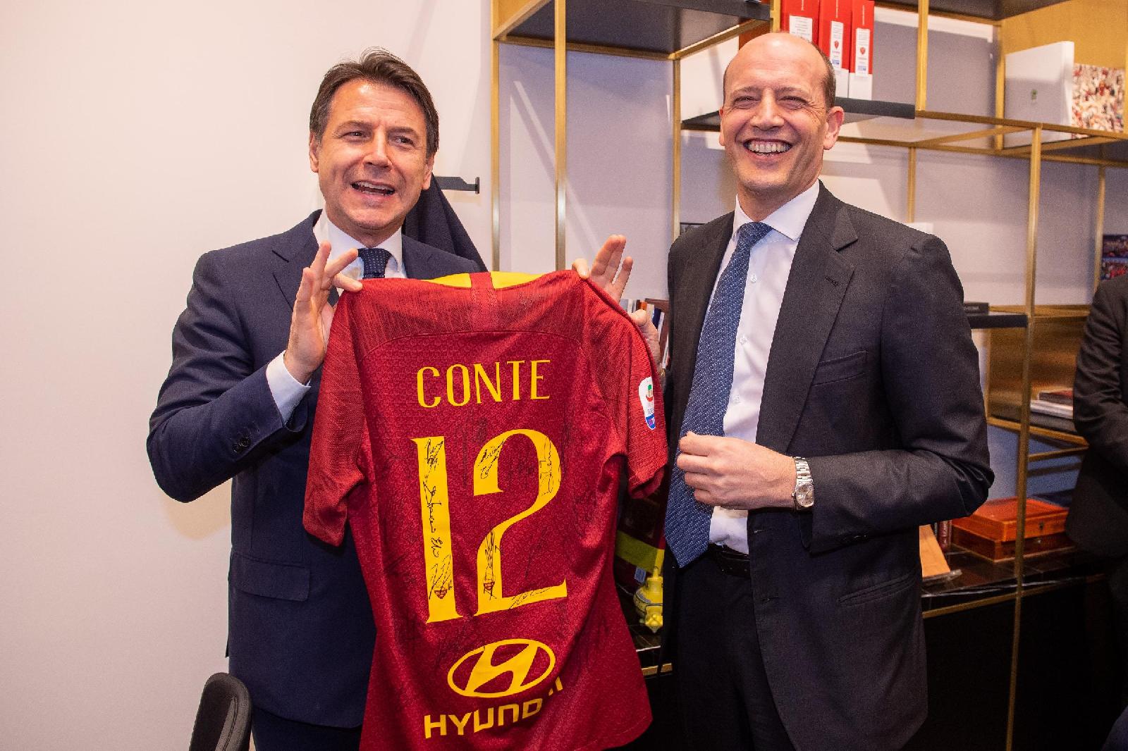 La maglia con le dediche al Premier, di LaPresse