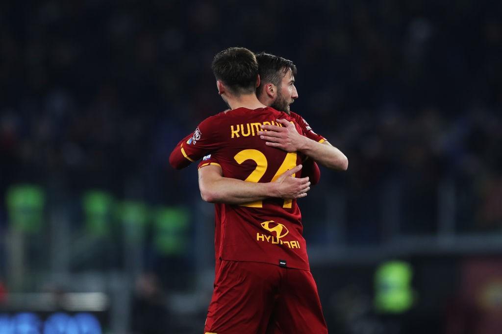 Kumbulla abbraccia Cristante durante la gara con l'Atalanta (As Roma via Getty Images)