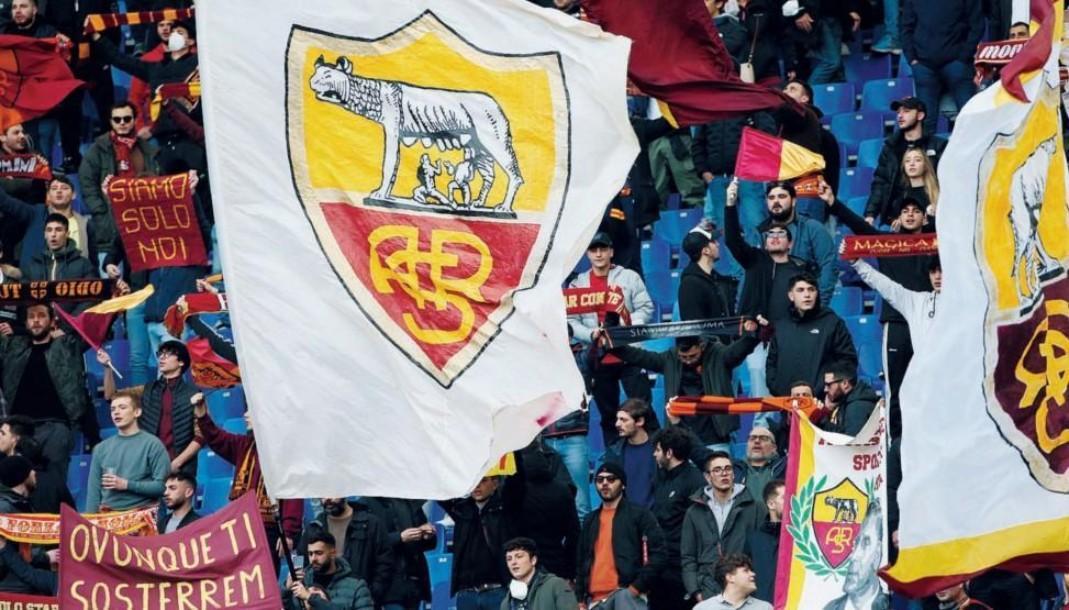 Lo stemma della Roma nella sede del club