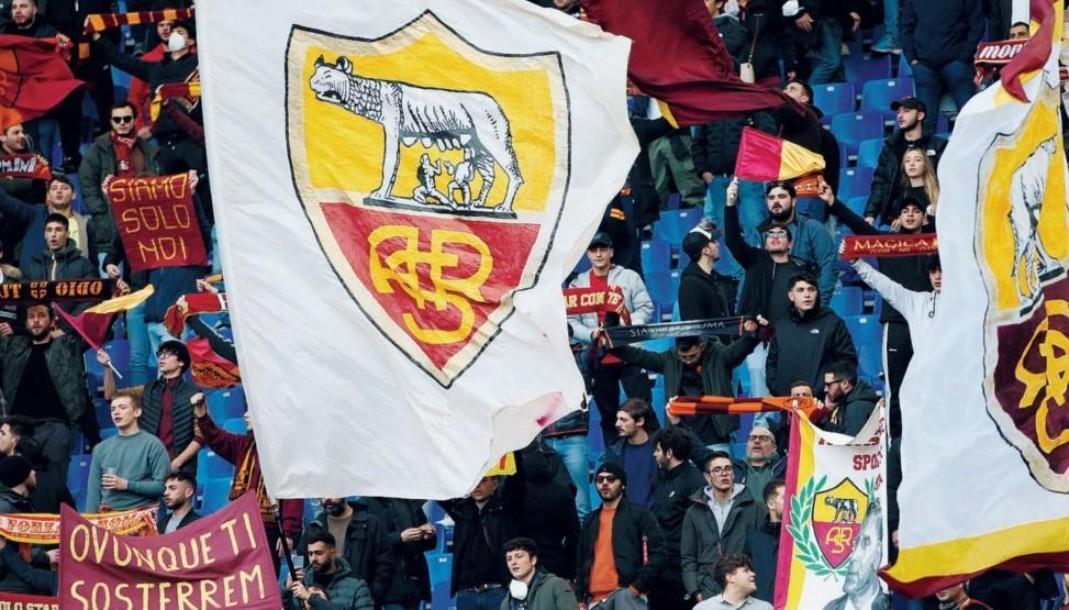 Lo stemma della Roma con la lupa capitolina e l’acronimo Asr in Curva Sud, di Mancini