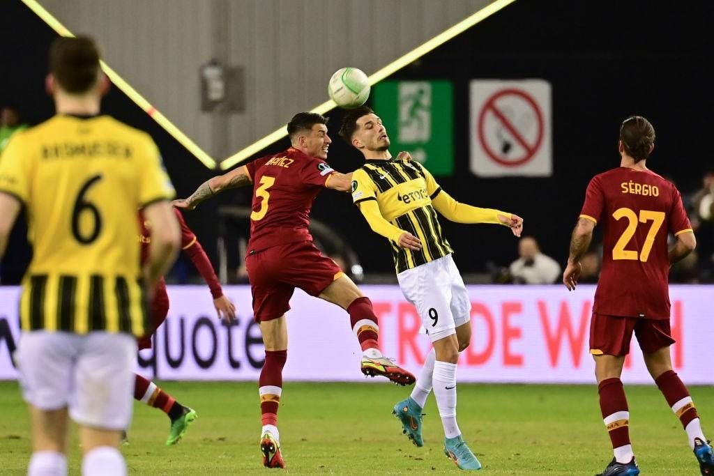 Ibañez in campo contro il Vitesse (As Roma via Getty Images)