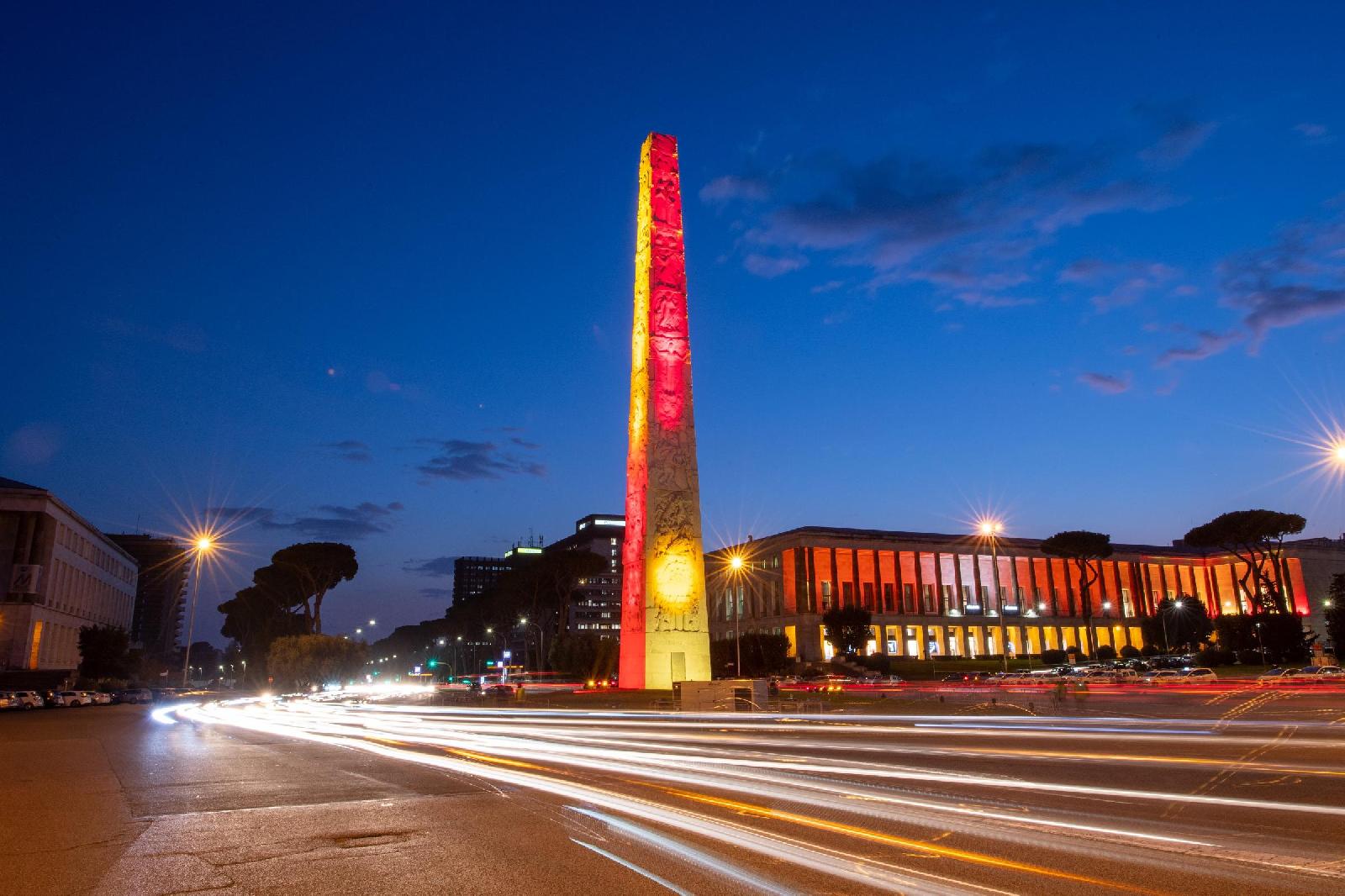 L'obelisco dell'Eur illuminato di giallorosso, di LaPresse