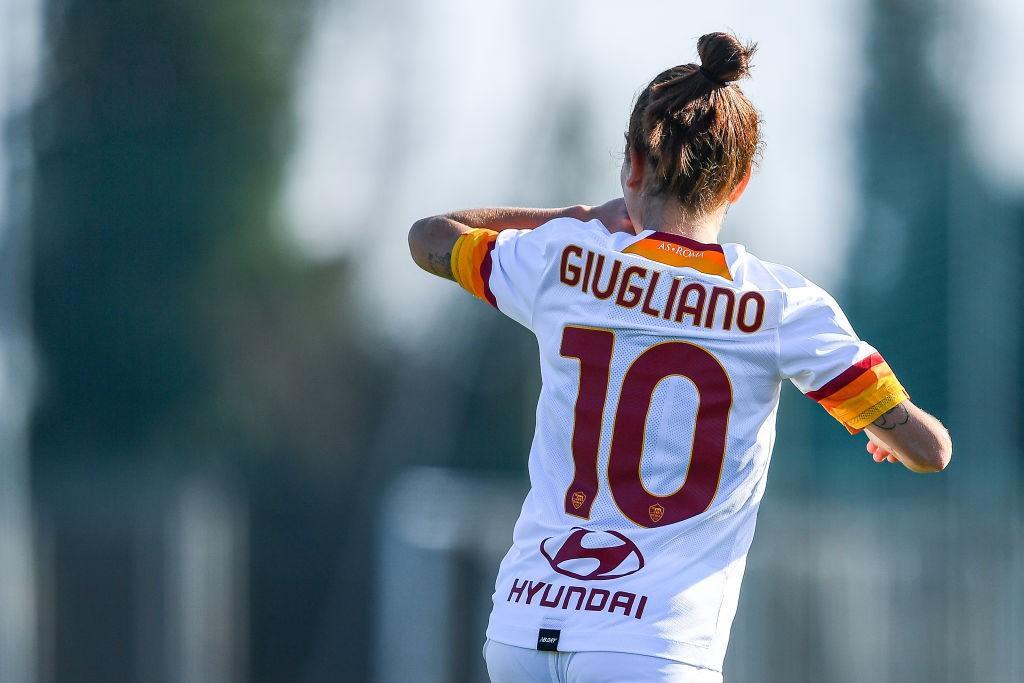 Giugliano esulta dopo il gol su punizione (As Roma via Getty Images)